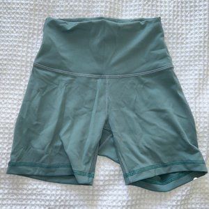 Lululemon Size 4 Wunder Train High-Rise Short 6"